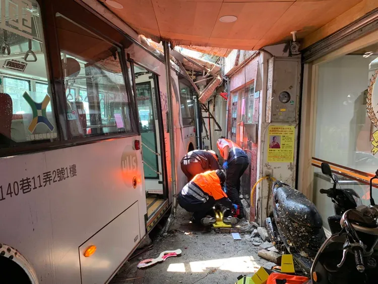 中坡南路今（20）日12時左右發生一起公車車禍事故。民眾提供