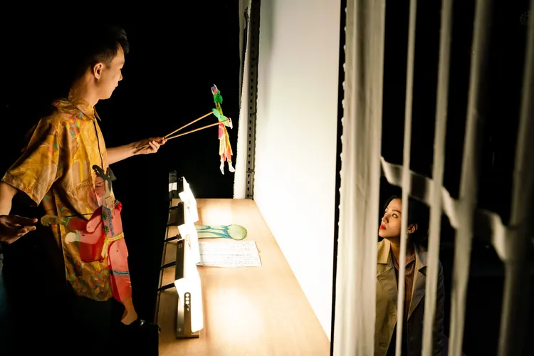 《光之路》透過真人演員演繹皮影戲家族的故事。高史博提供