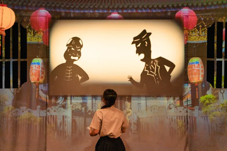 高史博攜在地劇團推跨界皮影舞臺劇《光之路》。高史博提供