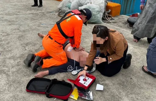 竹圍漁港男子昏倒無呼吸心跳　海巡、民眾先急救！警消接手續命