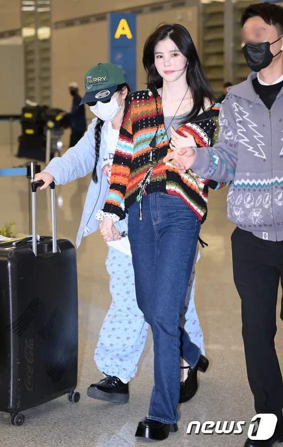 韓素希牽著女友人的手走進入境大廳。翻攝news1