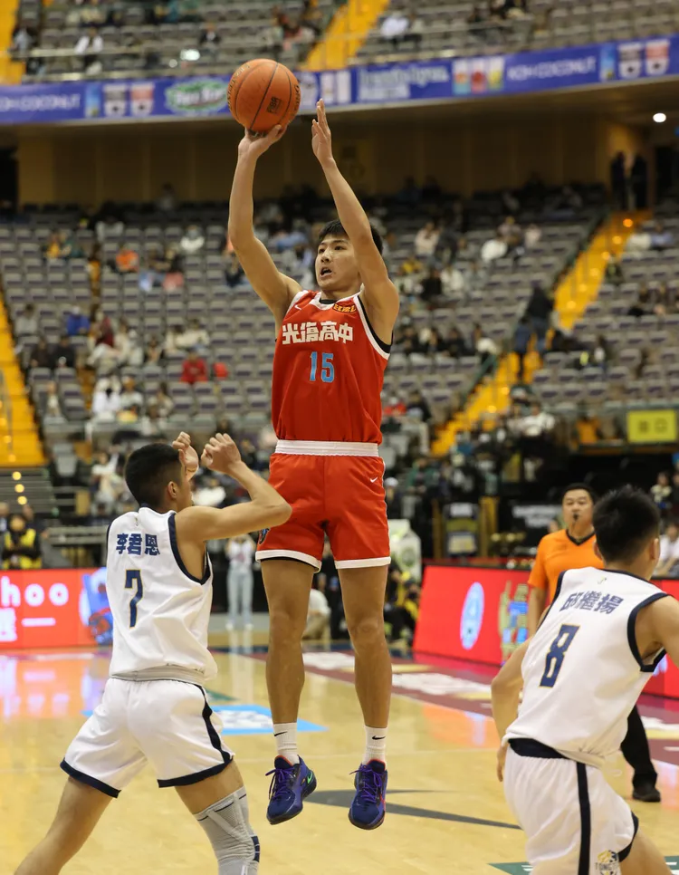 謝銘駿(中)。名衍行銷