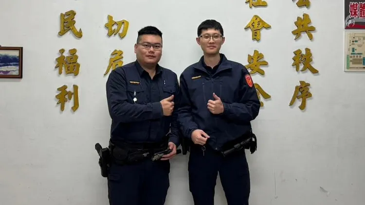 殉職警蘇昱鴻(右)今年才24歲，去年才剛從警專畢業分發到八堵派出所服務。翻攝自臉書「基隆警馨雲」