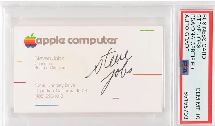 拍賣行指出，這張賈伯斯親簽的商業名片極為完美罕見。翻攝自RR uction拍賣行
