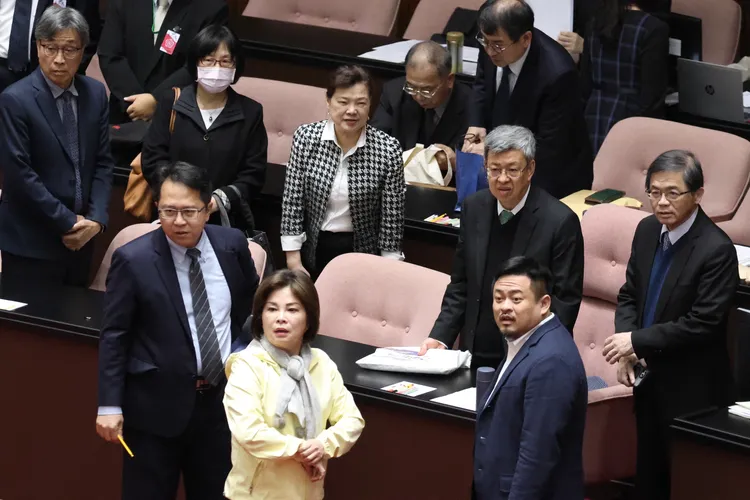 綠委洪申翰、邱志偉、賴惠員抵達議場，因錯過唱名無法質詢閣揆陳建仁。彭欣偉攝