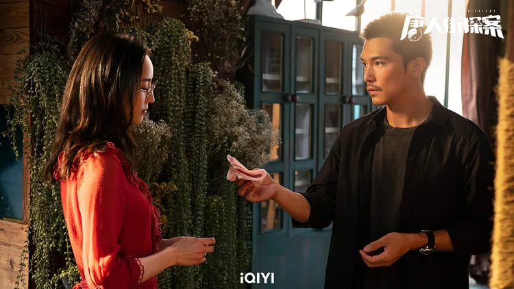 邱澤（右）和張鈞甯合作《唐人街探案2》。愛奇藝國際站提供