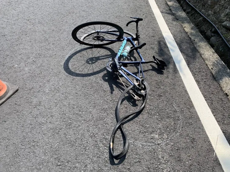 公路車扭曲破裂，網友說最新消息指出，整輛車上看40萬元。讀者提供