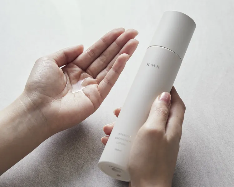 RMK集中透亮美肌露擁有潤澤而不黏膩的質地。品牌提供