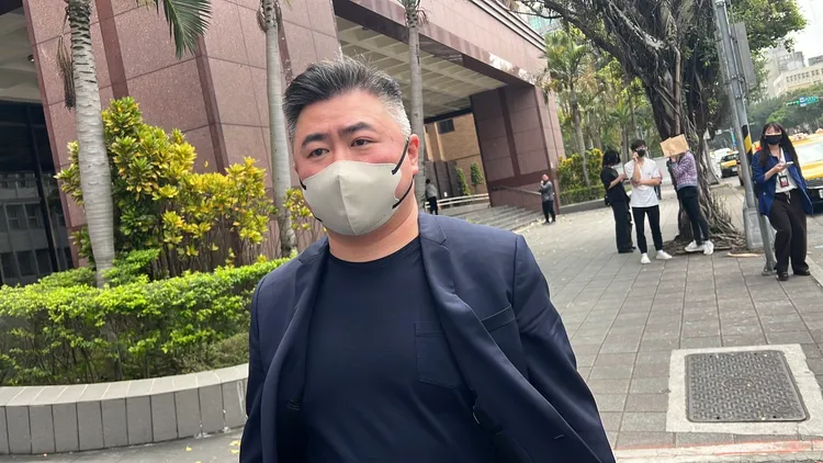 賴男出庭後被問是否和林千又和解不發一語。陳彩玲攝