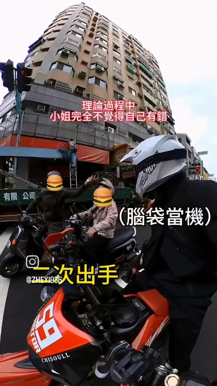 外籍男動手撥動女騎士安全帽表達不滿。翻攝IG