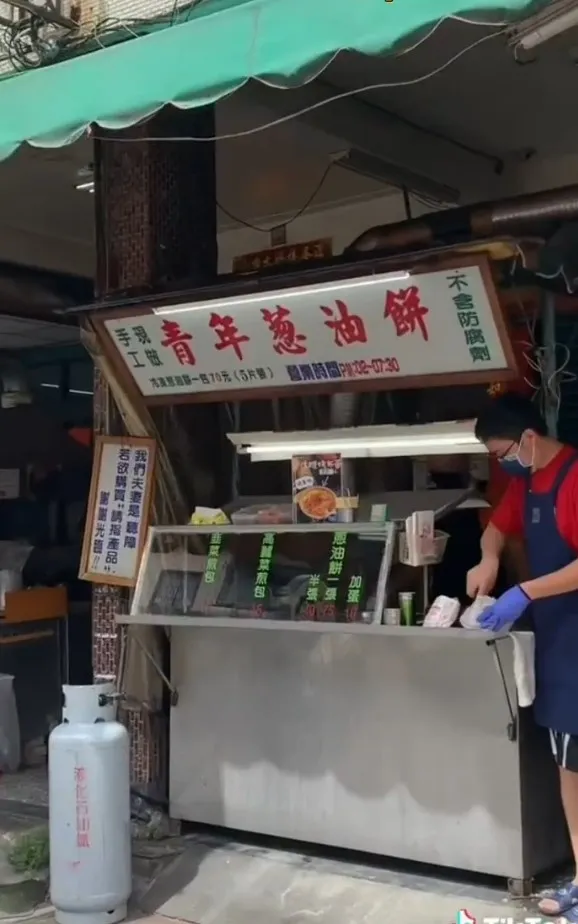 台灣小吃「青年蔥油餅」位在高雄市鳳山區。TikTok@pkfoodie182 / IG：pkfoodie182 提供