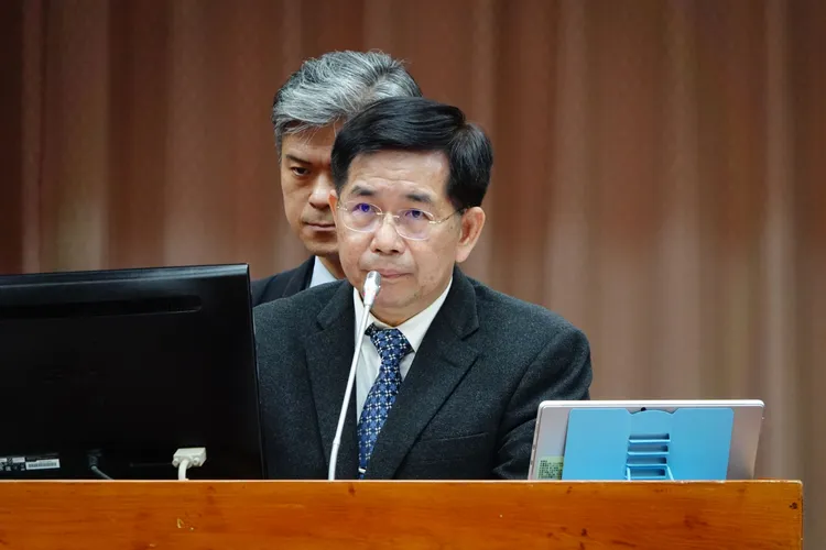 教育部長潘文忠回應，曝險學生在離開少觀所或矯正學校前，少保官在調查或裁決過程一定要邀請學校參與，讓學校充分了解個案狀況。莊宗達攝