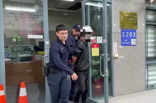 毒虫向阿姨借钱遭拒 竟当街刺穿她心脏!弑亲后冷血抽烟