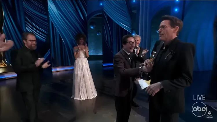 小勞勃道尼（右）拿獎時一眼都沒看關繼威。翻攝abc