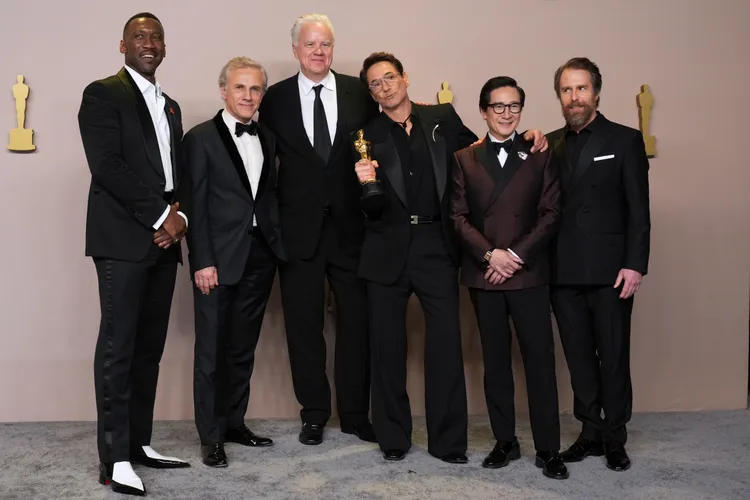 小勞勃道尼（右三）在後台與關繼威（右二）等頒獎人合照互動，仍難扭轉輿論。美聯社