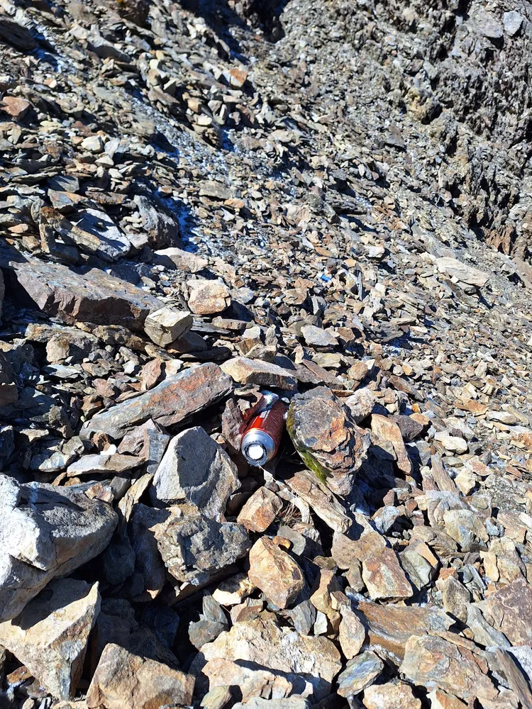 現場位處濕滑石頭坡且陡峭，搜救人員冒險下切。翻攝畫面