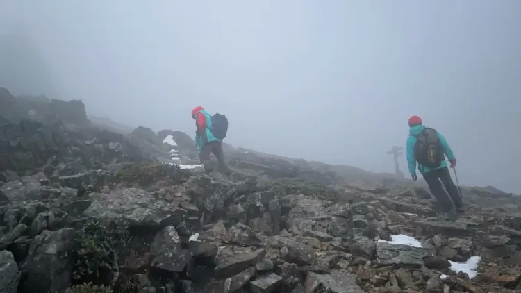 高雄市消防局人員在惡劣天候環境下搜救 。翻攝畫面