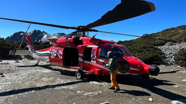 救難人員目前同步申請空勤直升機，以陸、空方式實施救助。翻攝畫面