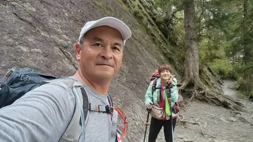 逢甲EMBA夫妻失聯Day10 憾!登山杖旁300米深谷尋獲2具遺體