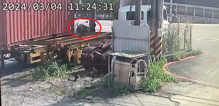 阮男在公司停車場除草，不慎遭脫落的輪胎擊中。翻攝畫面