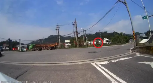貨櫃車巨輪飛脫！除草男慘遭擊中身亡　驚悚影片曝光