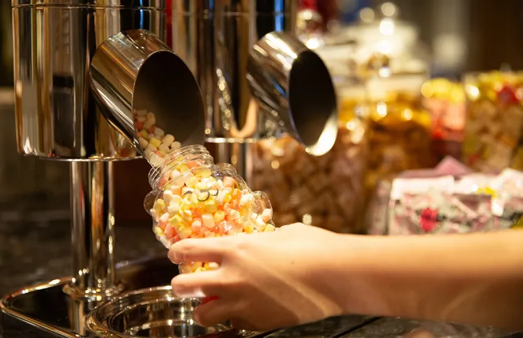 小朋友用餐即贈糖果罐乙個，糖果任選裝滿帶回家。業者提供