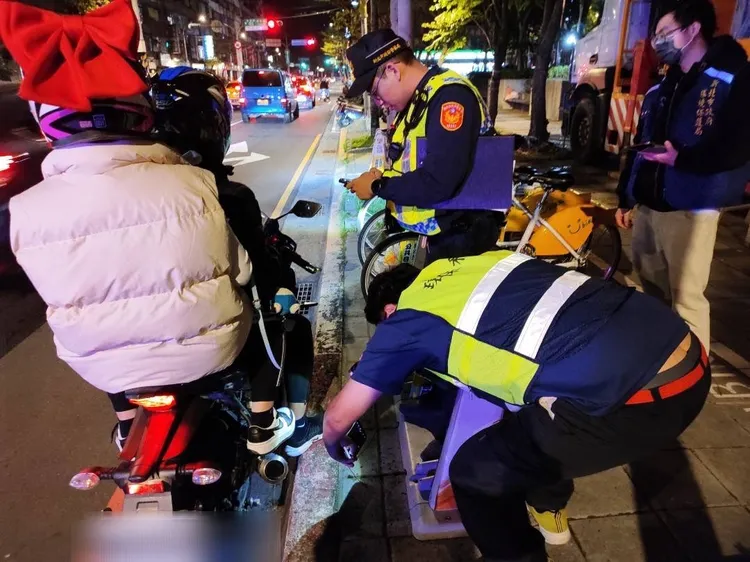 昨晚查獲7件排氣管不合格。翻攝畫面