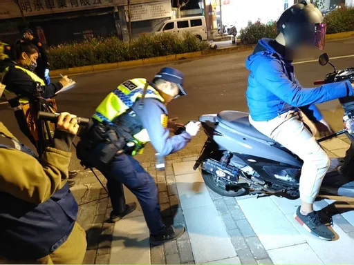 板橋警擴大臨檢　噪音車、改裝車、酒駕、通緝犯、無照駕駛全現形