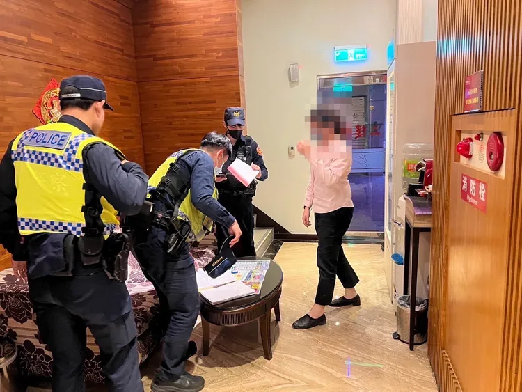 板橋警進行擴大臨檢。翻攝畫面