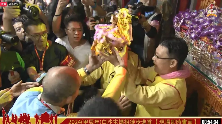 山邊媽祖與白沙屯媽祖合轎。翻攝白沙屯拱天宮臉書