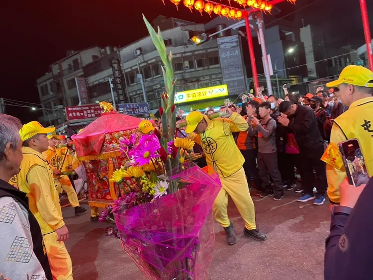 信徒簇擁白沙屯媽祖化身的「粉紅超跑」展開400公里長征。讀者提供