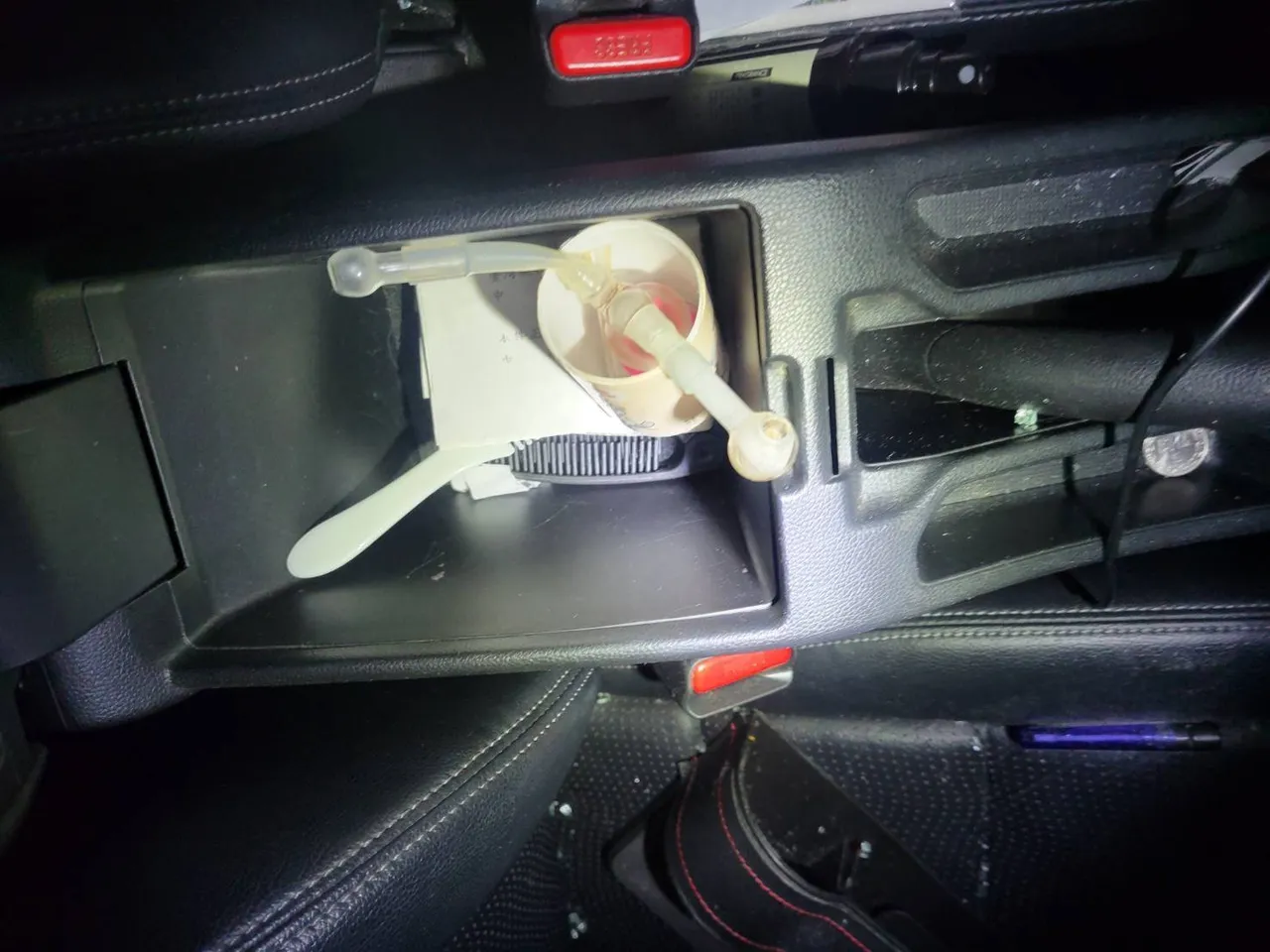 警方在車上發現吸食器及毒品。桃園警分局提供