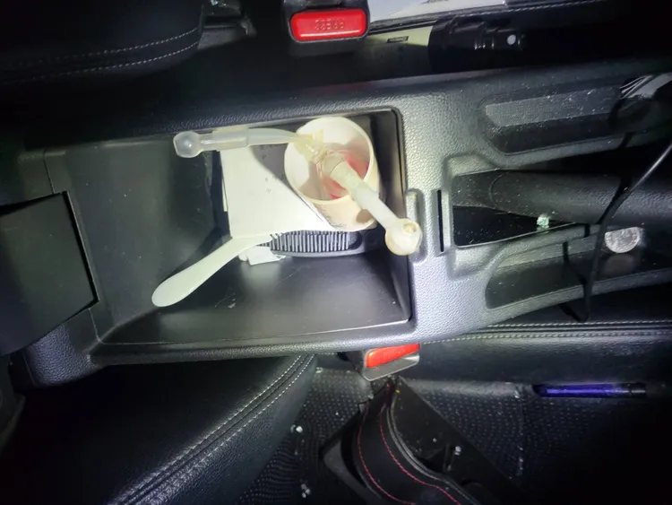 警方在車上發現吸食器及毒品。桃園警分局提供