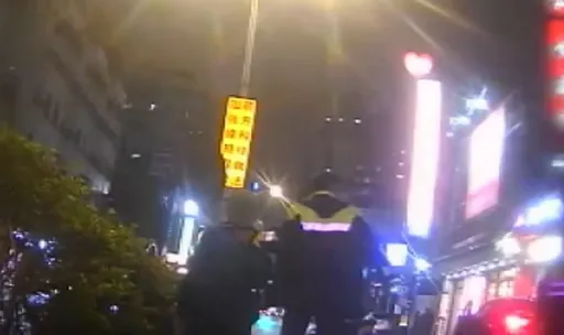 桃園女開車拒檢橫衝直撞　陷等紅燈車陣！警破窗拉下車制伏