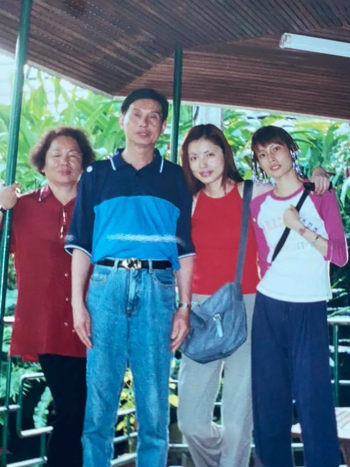 何如芸（右二）全家福。翻攝何如芸臉書