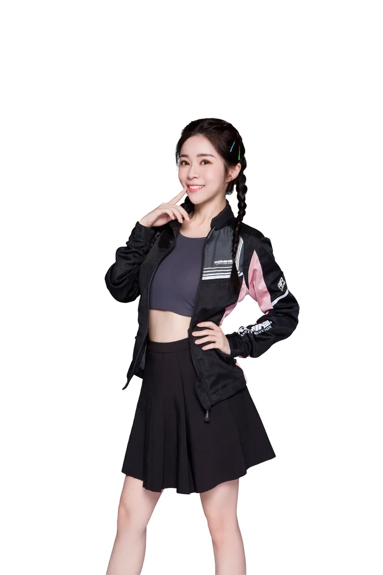 藥藥的聲音甜而不膩，溫柔療癒的歌聲加上可人笑容，撫慰著每個寶寶們的心！