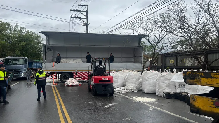 現場貨物掉滿地。楊梅警分局提供