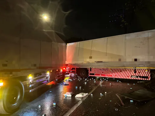 大貨車路邊卸貨衰遭撞　貨物散一地！2駕駛擦挫傷