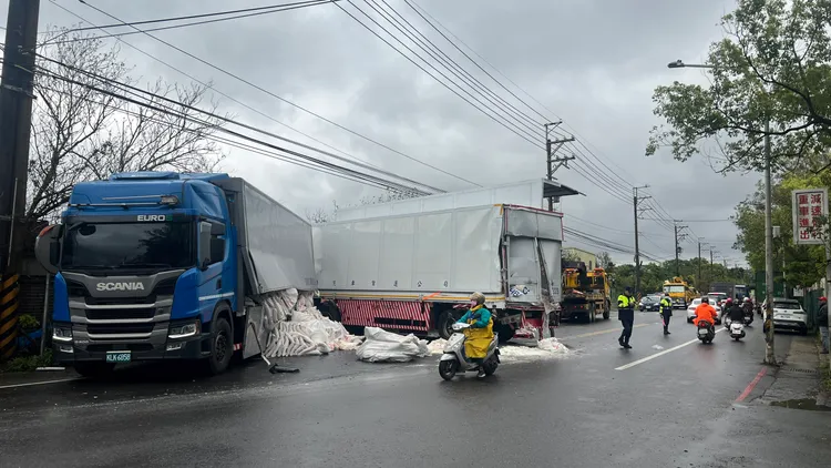 大貨車車上貨物掉滿地。楊梅警分局提供