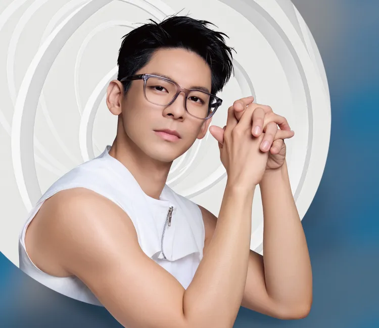 林柏宏認為方形鏡框可達到修飾臉型的效果。品牌提供