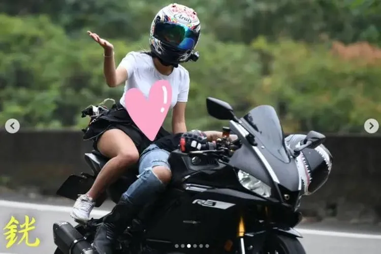 男騎士側掛壓車到幾乎看不見人影，後座妹子對著路旁攝影師擺出嬌媚姿勢拍照留念。翻攝自臉書