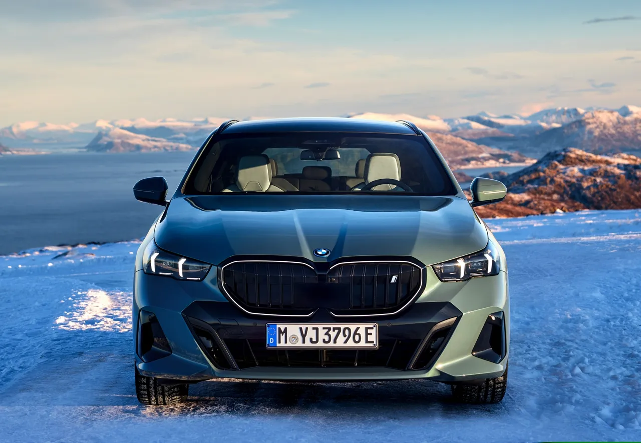 BMW i5 Touring搭載大幅提升科技氣息的光型變化智慧LED頭燈,並結合「i」字樣專屬飾徽的雙腎型水箱護罩,以及極具辨識度的全新BMW飾光水箱護罩。原廠照片