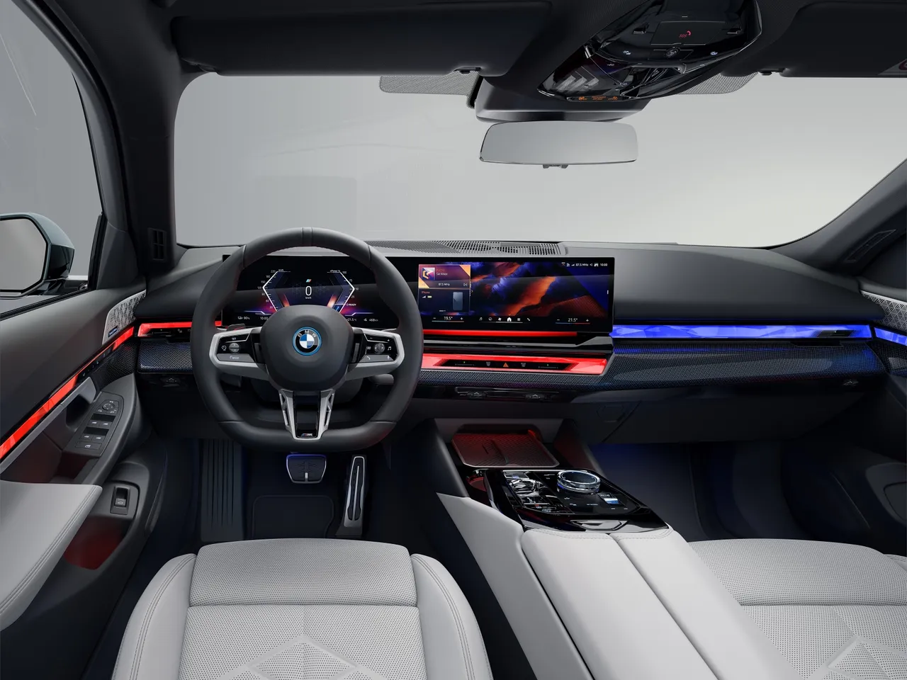 座艙內嶄新的懸浮式曲面螢幕,結合BMW Operating System 8.5、QuickSelect快捷選單、AR擴增實境導航與BMW手機數位鑰匙2.0,更透過BMW座艙環繞光幕、水晶中控套件等,鋪陳出屬於未來的豪華氛圍。原廠照片