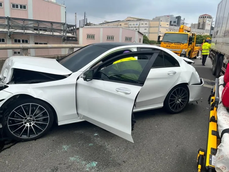 被追撞的小客車。楊梅警分局提供