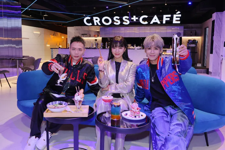 三人特地快閃到Cross Café 克勞斯咖啡-高雄店。相信音樂提供