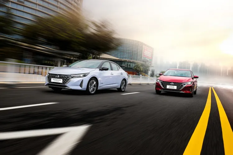 預期在今年推出小改款的Nissan Sentra，除了造型上以全新V-Motion設計語彙升級、換上新LED頭尾燈之外，車內主機更新也是一大重點。原廠照片