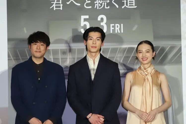 導演藤井道人（左起）和許光漢、清原果耶出席日本記者會。翻滾吧男孩電影有限公司提供