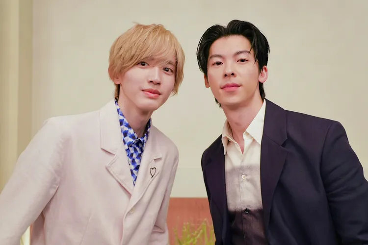 許光漢（右）和道枝駿佑一起接受訪問。翻滾吧男孩電影有限公司提供