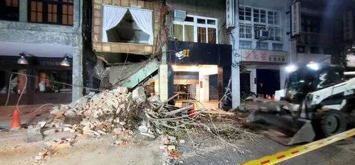 大安區50年公寓崩塌！驚見「屋內1棵樹」　鄰居疑附近施工釀禍