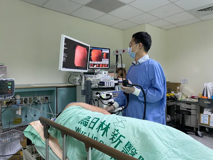 林裕均醫師說，吃生魚片時沾芥末、辣椒都無法將蟲體殺滅，治療上仍以內視鏡檢查夾除為主。院方提供